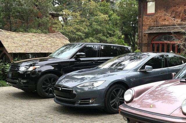 他16岁就开保时捷,曾因母亲重病放弃演戏,如今回归专为豪车代言