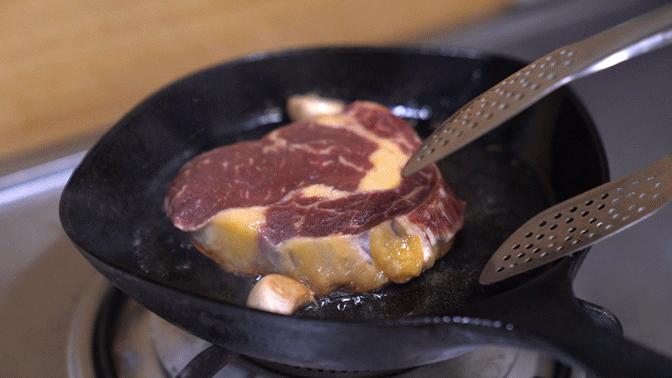 煎牛排爆油怎么办,煎牛排放黑胡椒容易糊吗