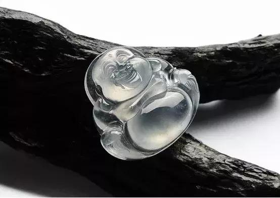 翡翠的8个误区：洗澡不能戴？只有缅甸产？原来这些年都被骗了