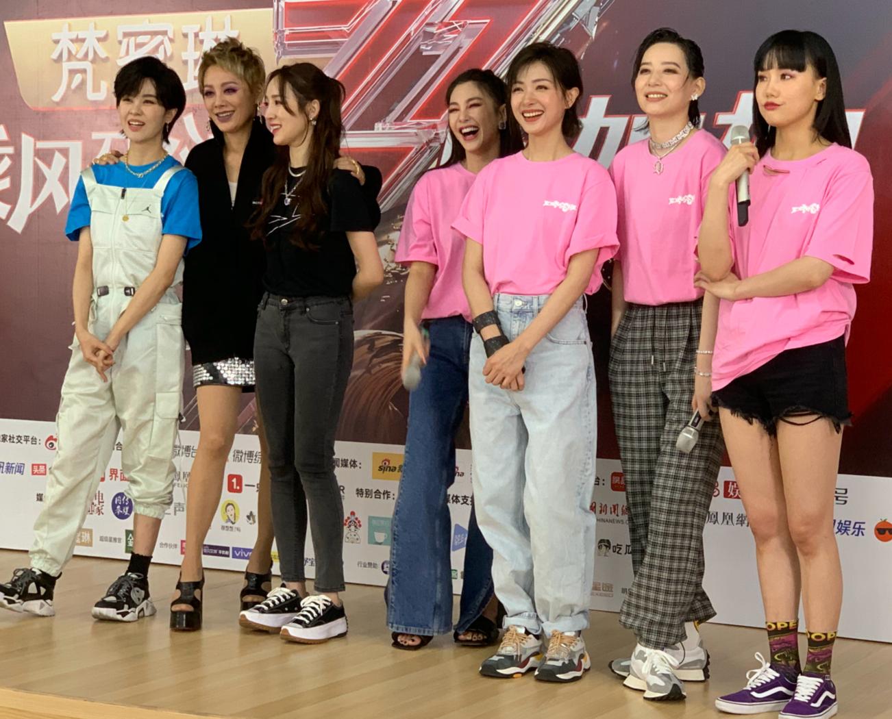 《姐姐》成团夜风波不断！李权哲发博内涵队友，万茜李斯被指抱团