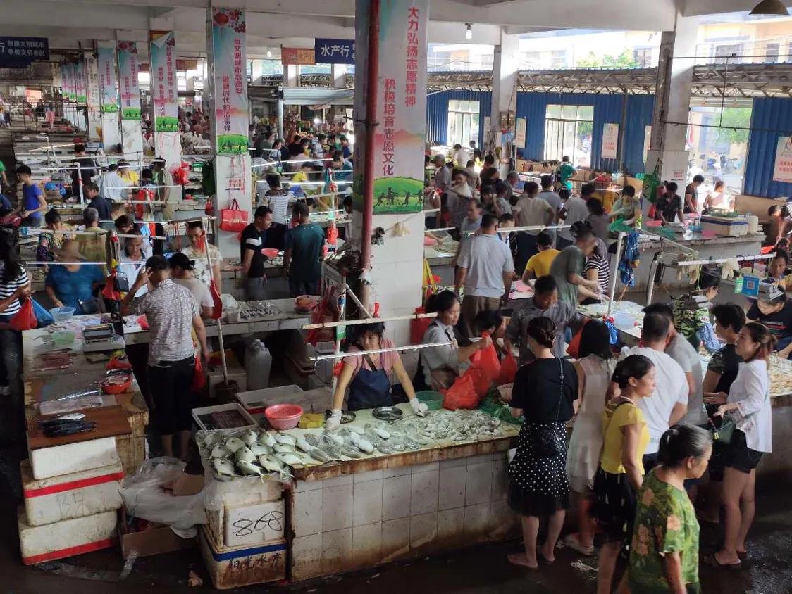 中秋节的福成街头，马路上挤满人的氛围才叫过节！