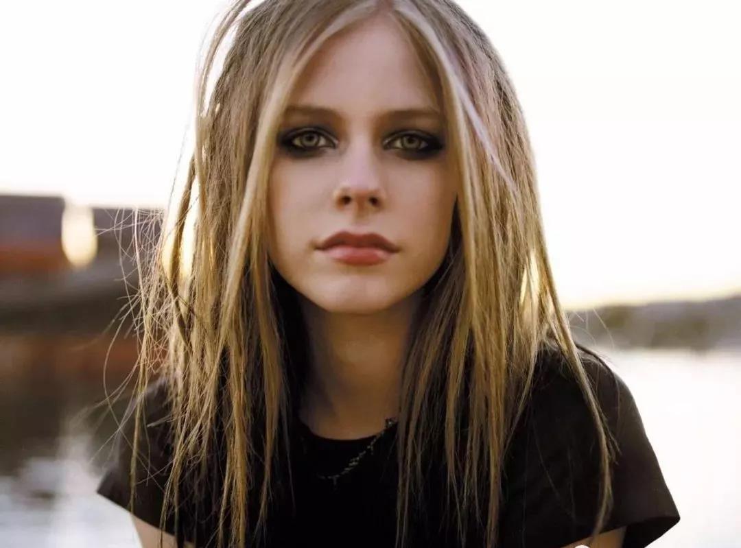 18岁红透全球却因患病失联,被揣测去世后涅槃重生,她叫艾薇儿