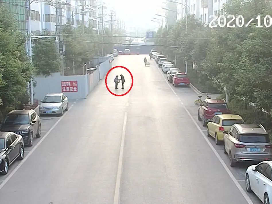 教育整顿·治庸·安边│七旬老人山中拾菌子维持生计女子却用*币假**将菌子买走