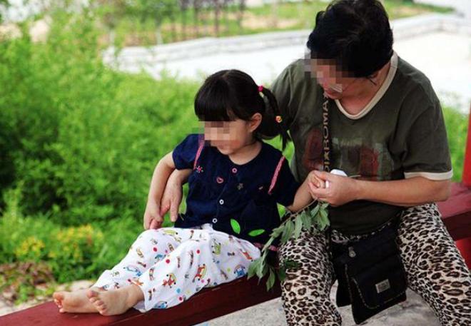 老人对孩子溺爱怎么处理,老人对孩子的溺爱令人发指