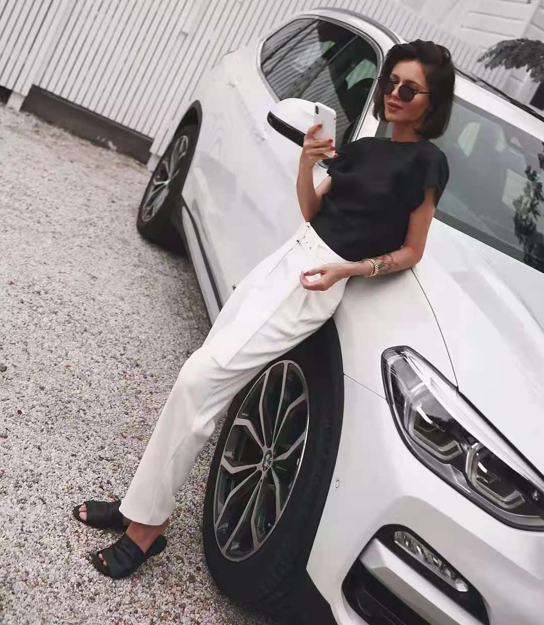 白裤子怎么穿比较好看,白裤子这样穿显瘦又高级