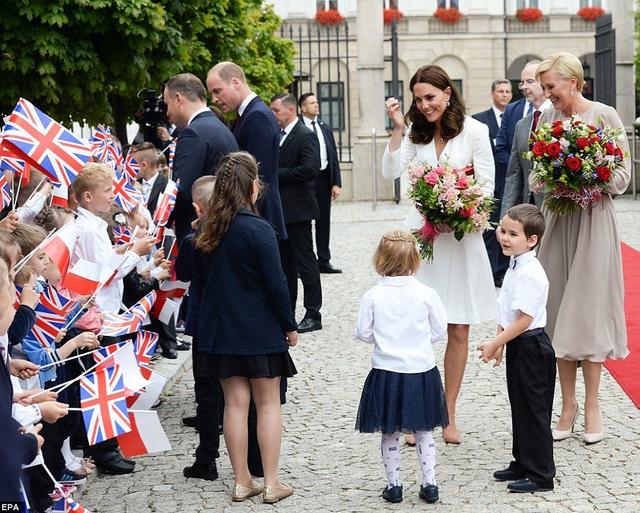 她打遍天下无敌手，红裙让丹麦王妃惨败，同框梅拉尼亚也是稳赢