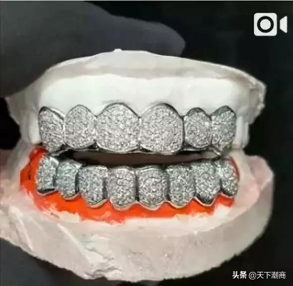 这位卖大金链潮籍大妈是继老干妈之后，又一个征服美国的女人