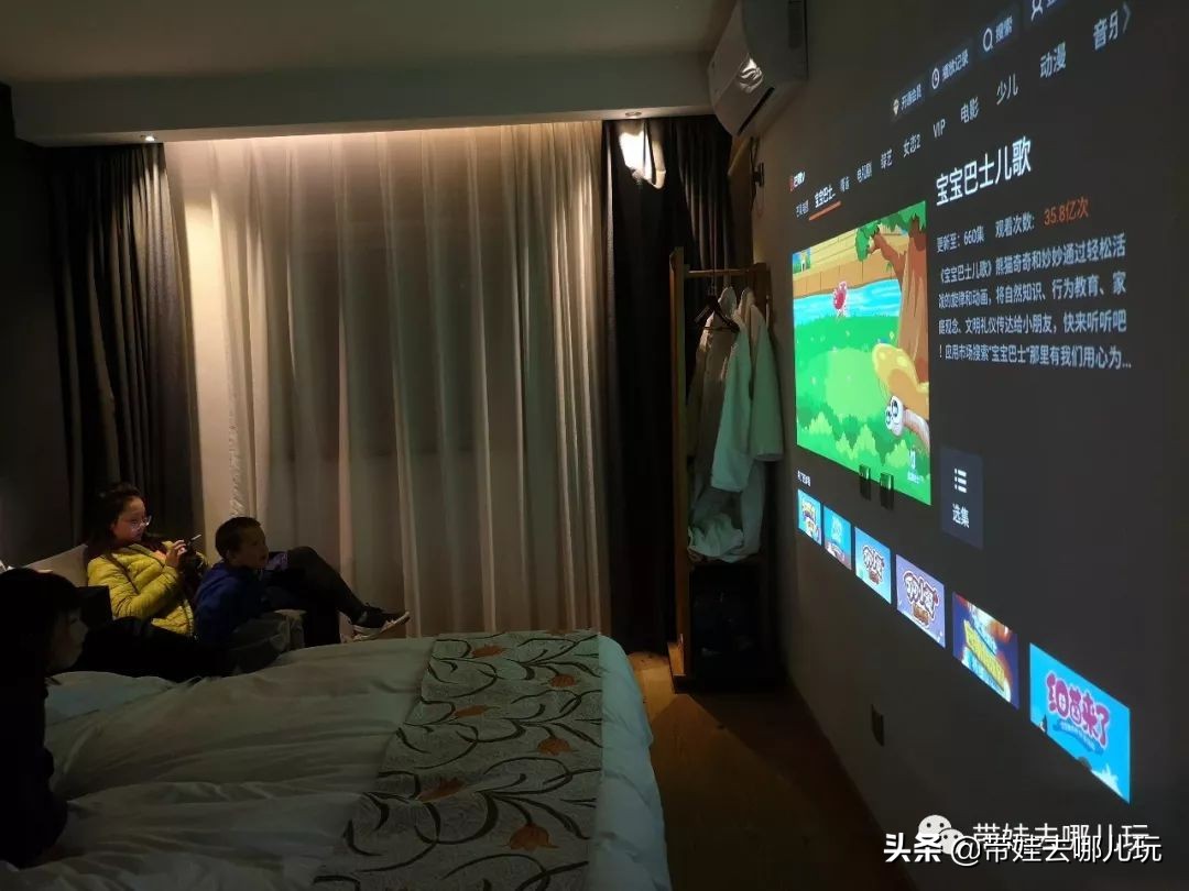 住别墅、滚草坪、躺在床上看电影，密云轻奢营地的花样玩法