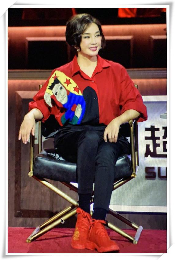 刘晓庆不化妆照片曝光,63岁刘晓庆出席活动大秀锁骨皮肤