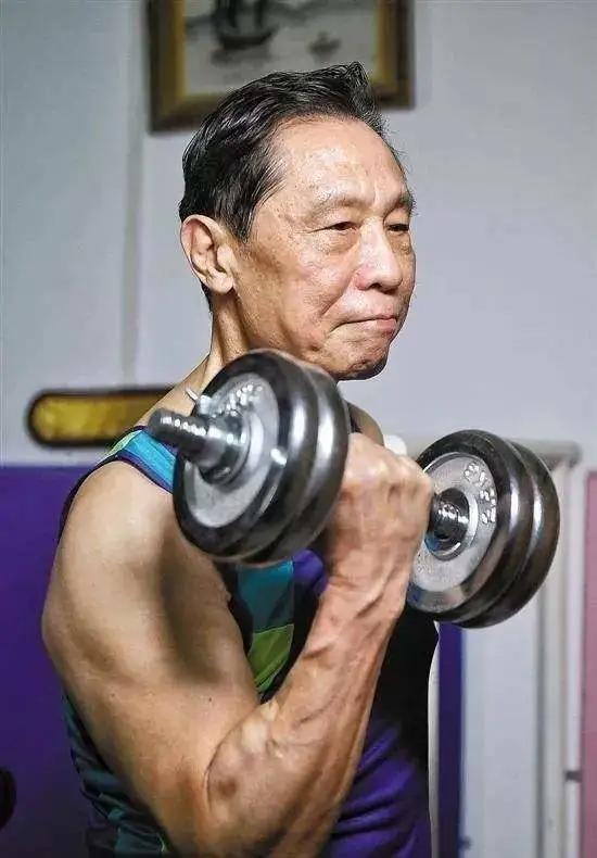 比钟南山还强!广西大爷102岁还在练哑铃,一身肌肉都是在家练的