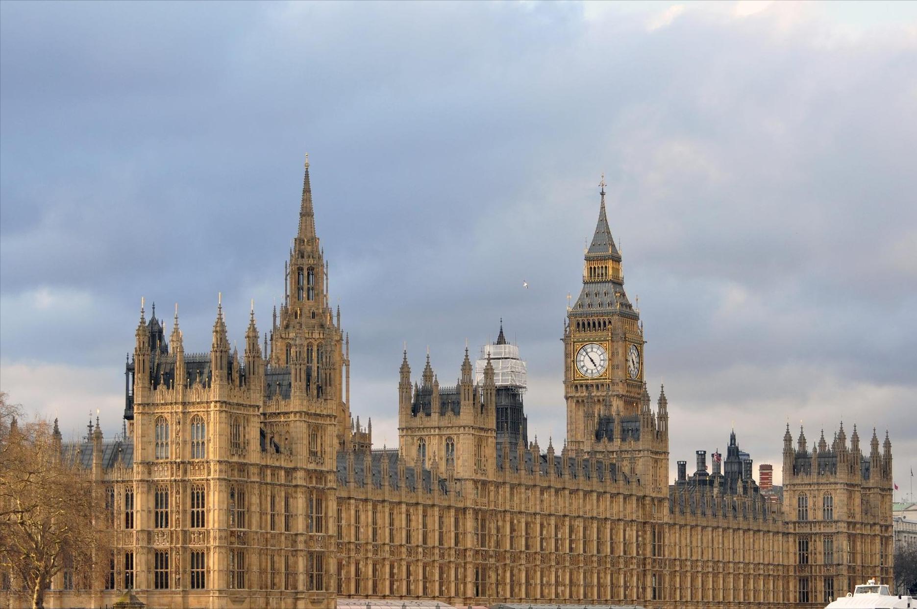 1997年香港回归前夕,英国34艘军舰闯入南海,与我军对峙三天后认怂