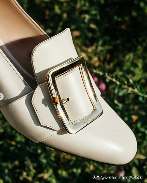 街拍白色乐福鞋,达妹街拍图文