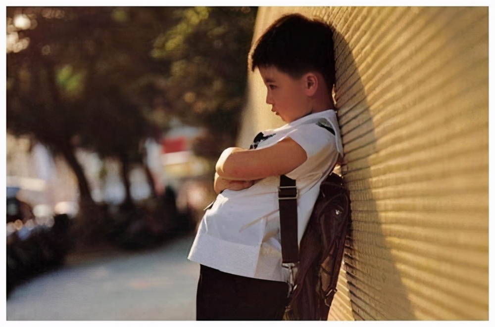 孩子内向害羞怎么办，想让孩子胆大自信优秀，4个方法来改善