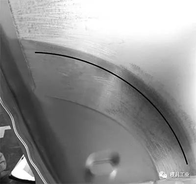 汽车后门角边有点凹进去怎么修复,汽车后门有弧度怎么刮腻子