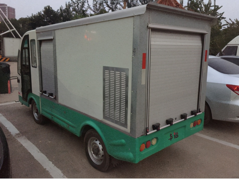 汽车后盖开启方向,汽车后盖的打开按键