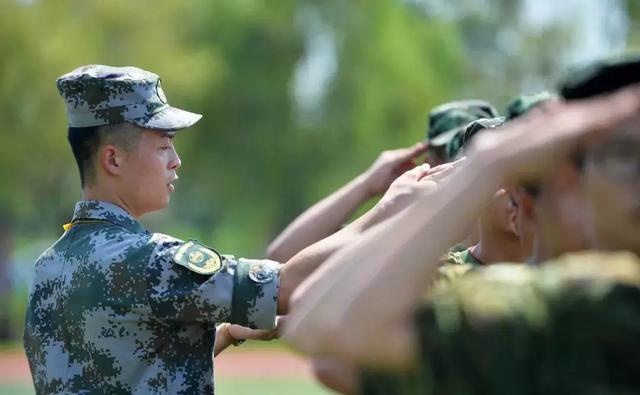 军训下雨还要军训吗,你以为下雨就不军训了吗