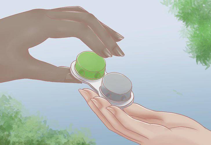 职场女无框眼镜,女白领上班时找隐形眼镜