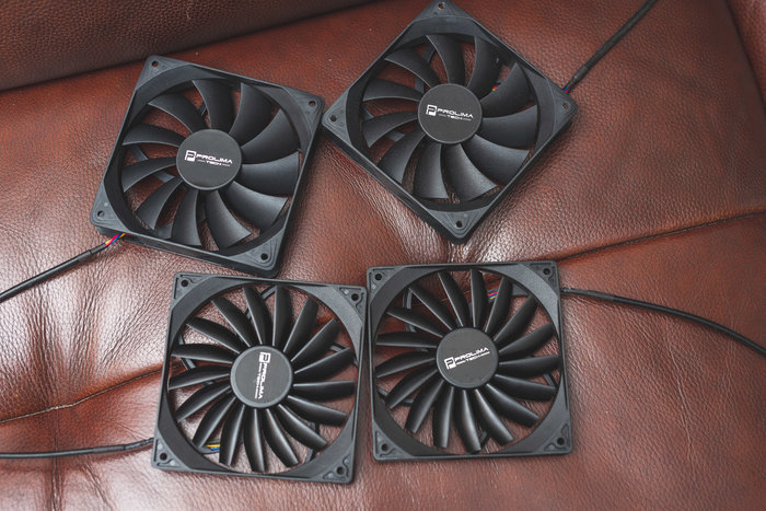 itx顶级主机配置,能提着走的电脑主机