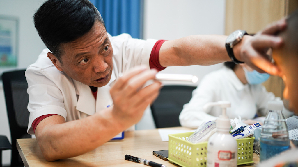 14岁女孩斜视手术能恢复吗,10岁女孩斜视可以矫正吗