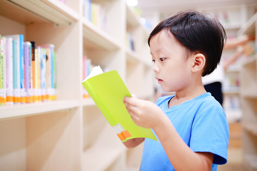 小孩超市偷东西被家长教育,小孩偷吃商店里的零食怎么处理