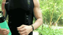 据说这个德国运动水瓶能当移动空调用?!亲测轻轻一喷清凉降温