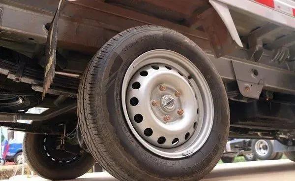 金杯s22双排微卡和t32对比,金杯t32微卡小货车限重是多少