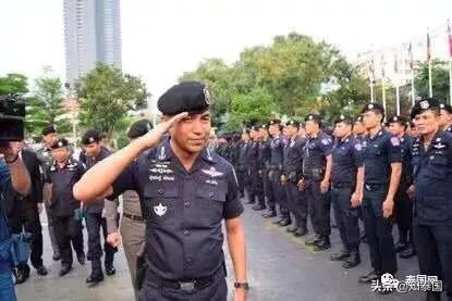 *弹子**警告!素拉切的车,在路边被枪手打成了马蜂窝……