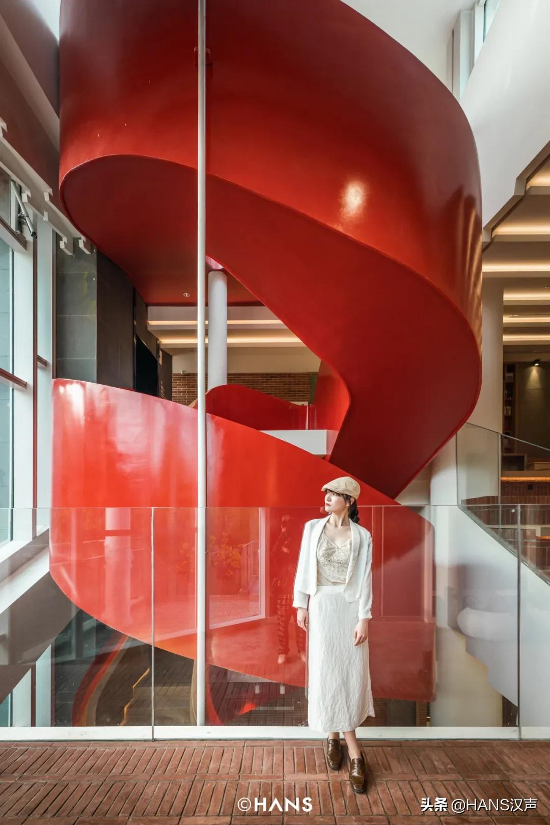 青山区红房子光影秀,青山红房子网红打卡地