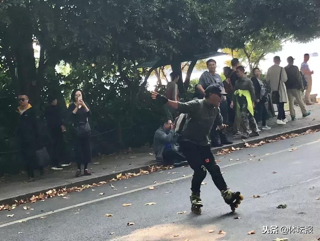 大叔脚踩轮滑在西湖边“翩翩起舞”，6得飞起