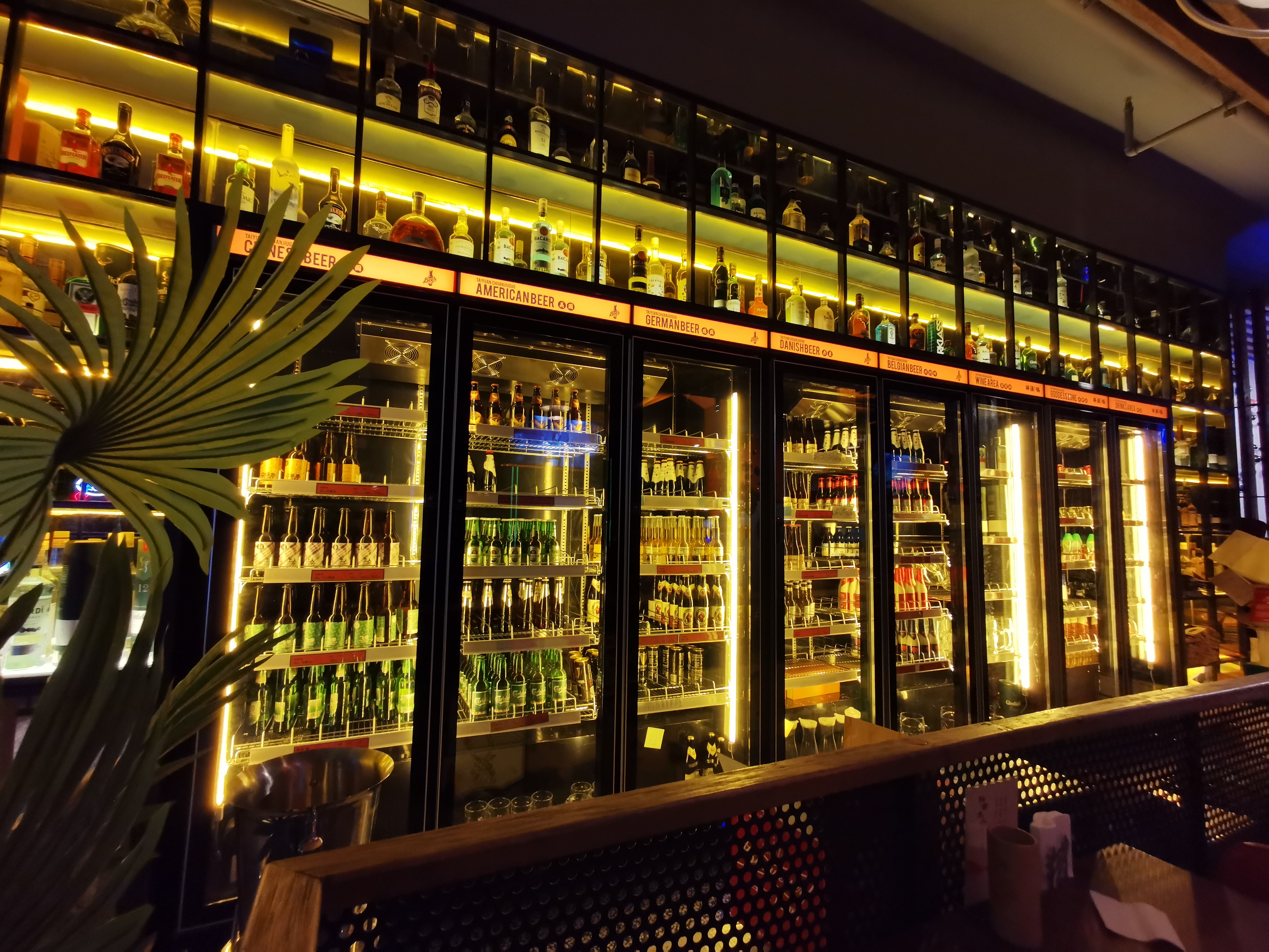 长治路这家店,足球宝贝跟你看球赛氛围棒,西昌小烧烤只有这里有