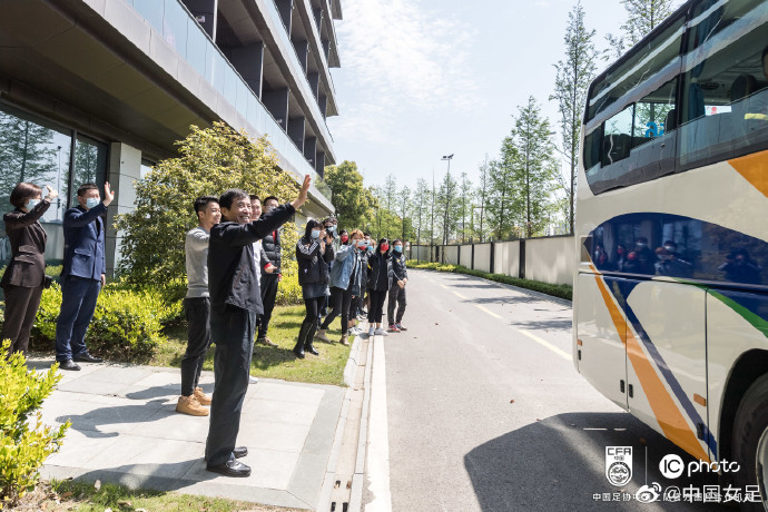 铿锵玫瑰启程赴韩国,陈戌源送行,足协官方送祝福:期待凯旋