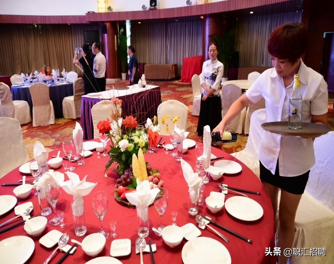 餐厅服务员一般做什么,做什么餐厅的服务员好一点