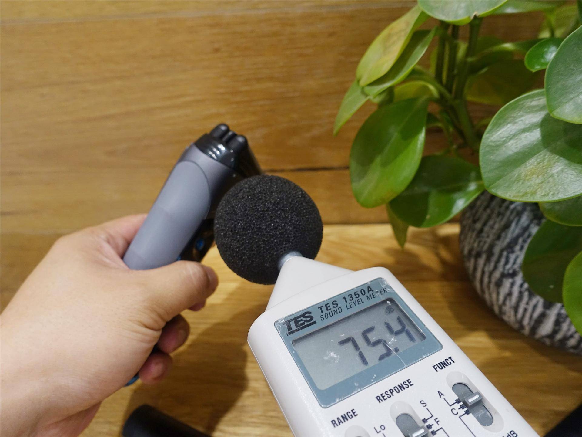 飞利浦电动剃须刀s2306使用方法,飞科剃须刀fs903和飞利浦s2302