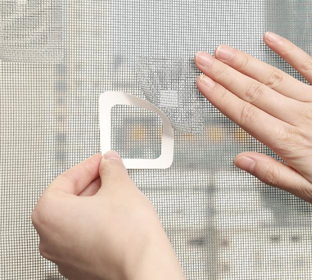 纱窗破了个洞用什么方法才能补上,纱窗破洞快速修补方法