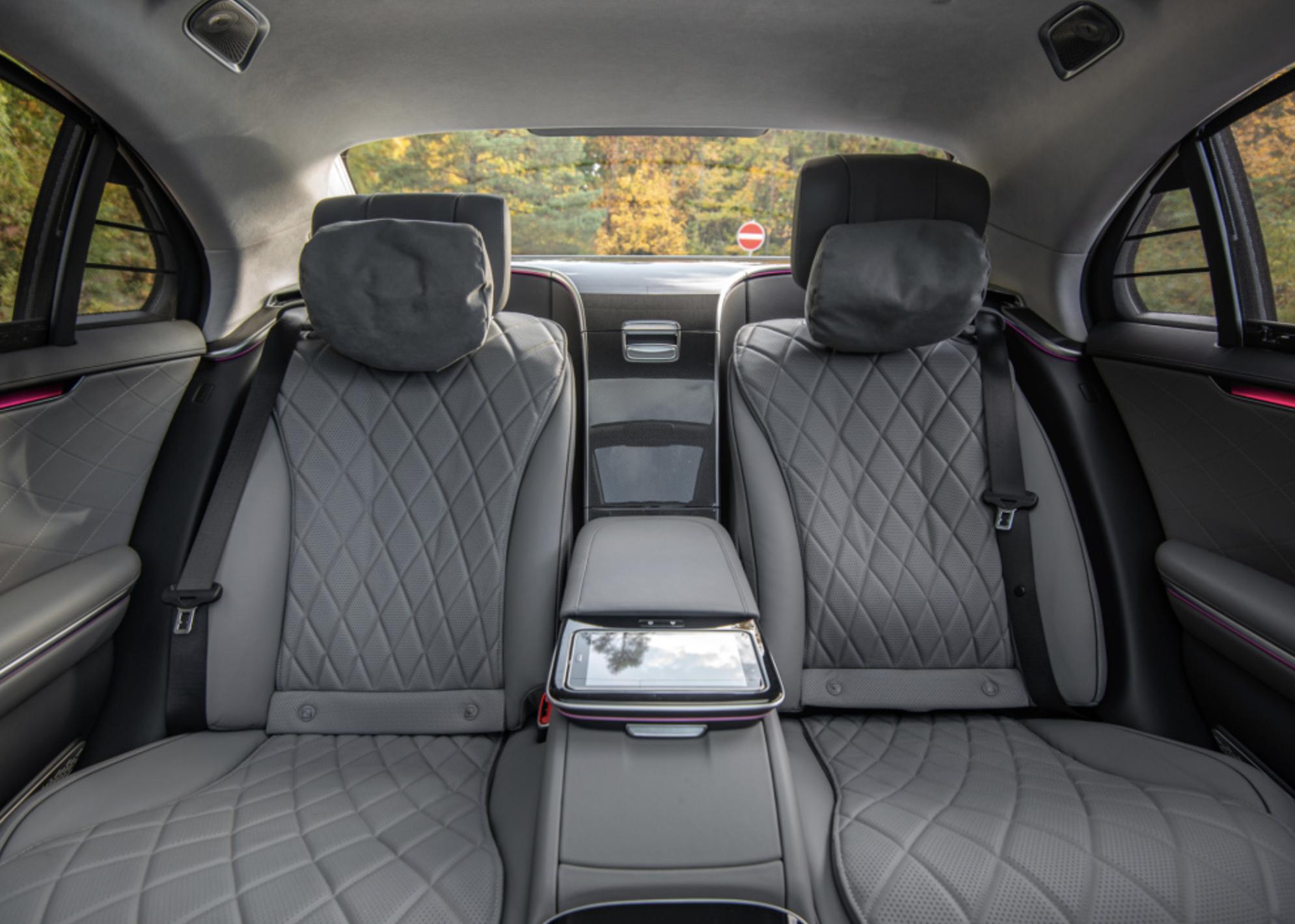 2024款奔驰轿车220落地价格,奔驰2809落地价