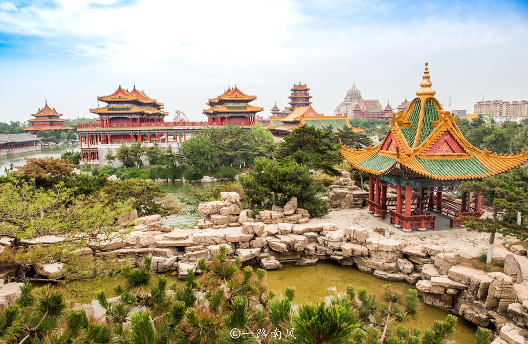 山东蓬莱有“三座仙山”，流传着长生不老药的传说，游客如入秘境