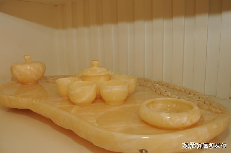 富源：曹跃兴创办佳景石材公司生产加工米黄松香玉工艺品名气大増