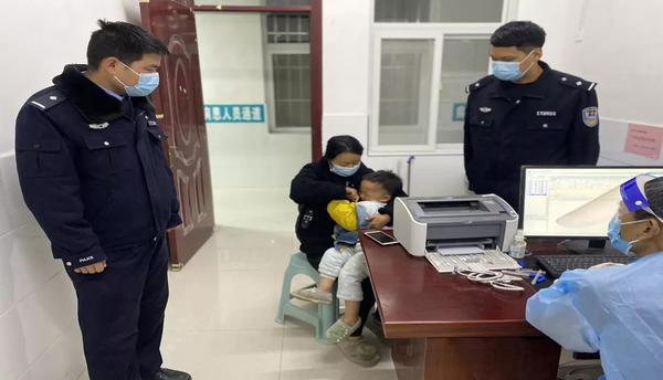 小男孩喉咙里卡鱼刺卡住视频,小男孩鱼刺卡喉