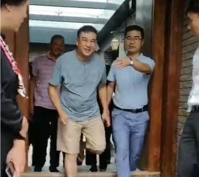 才49岁的张嘉译头发花白，走路已需要人扶？西瓜视频为你揭秘