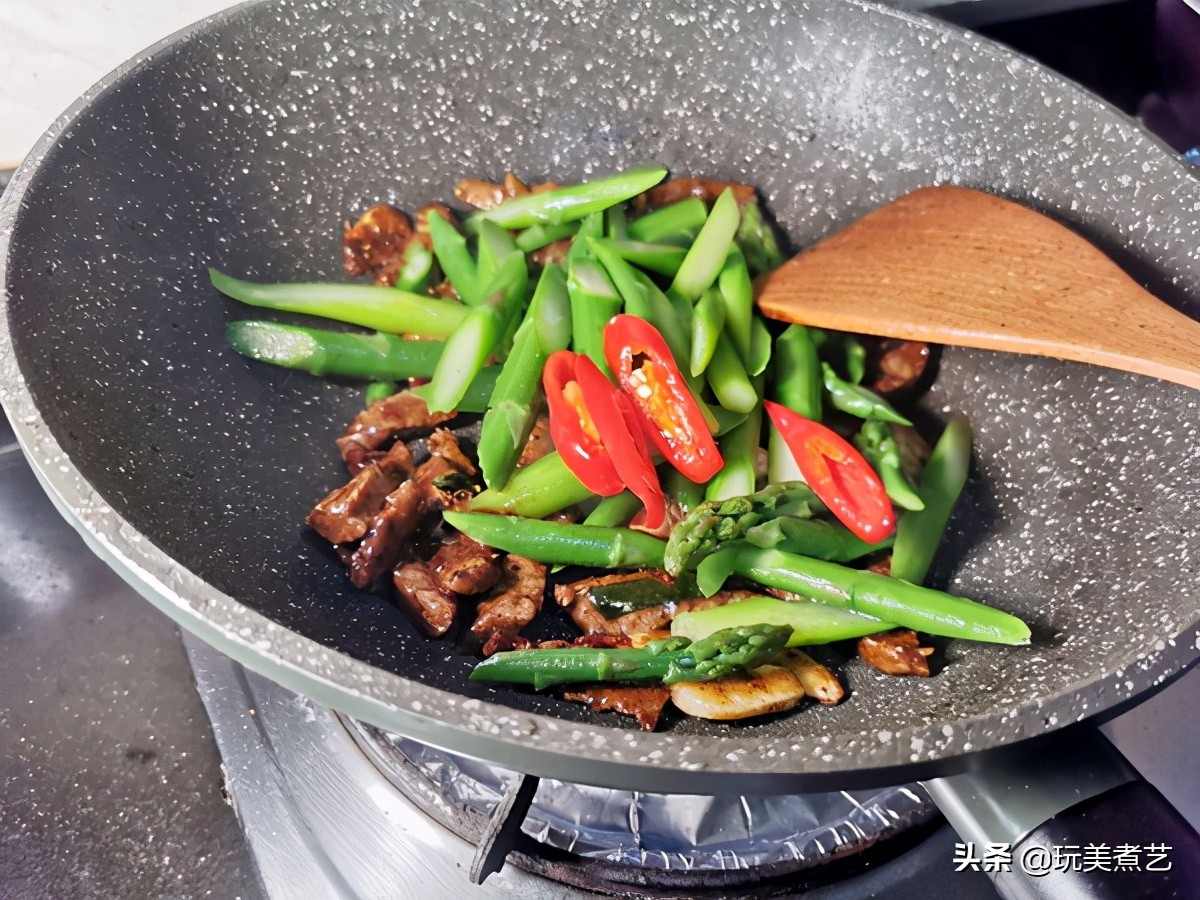 太经典的一道家常菜,每年芦笋一上市,餐桌必有它