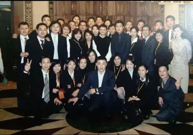 曾和马云打赌跳西湖，从一无所有到年薪百万，高中学历的他，是如何逆袭的？