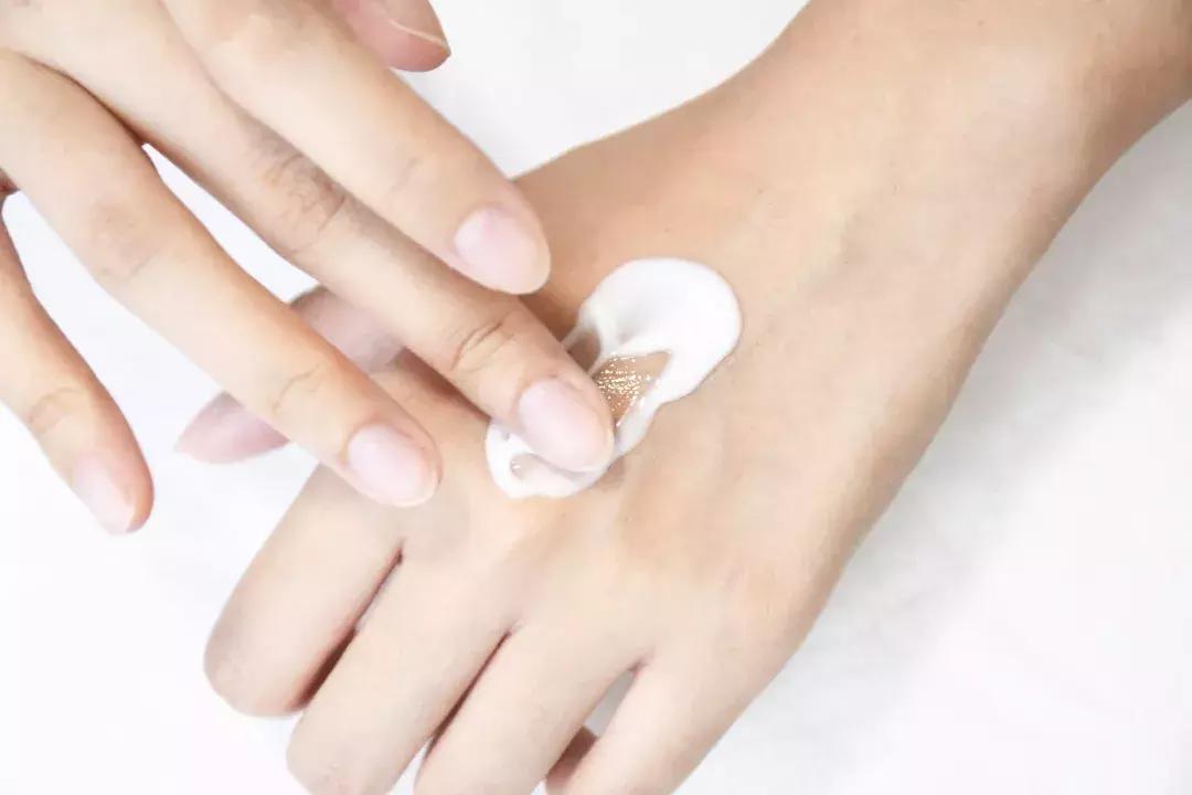 12小时不脱妆保湿提亮遮瑕,春夏妆容持久不脱妆的秘密