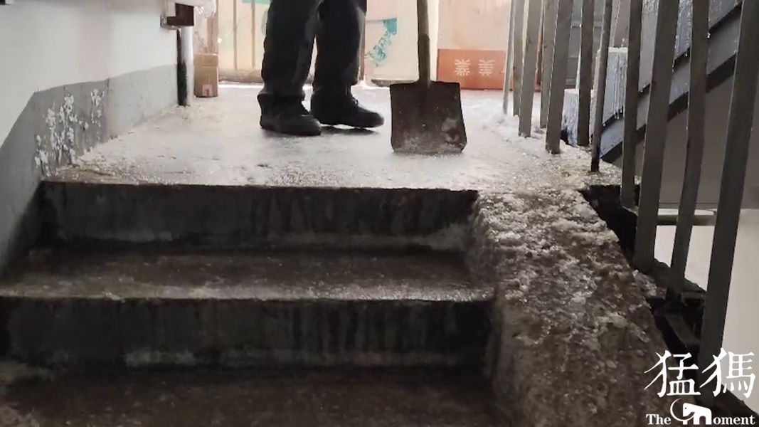 河南郑州某暖气爆管,一居民楼冻住五层楼