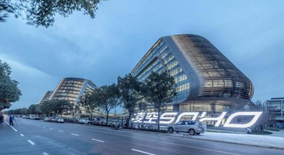 从理发两块砍价成一块，高息借贷1000万元炒房，现如今身价300亿