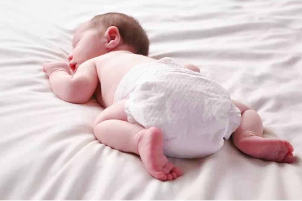 宝宝晚上没醒尿不湿很满需要换吗,宝宝晚上睡整觉怎么换尿不湿