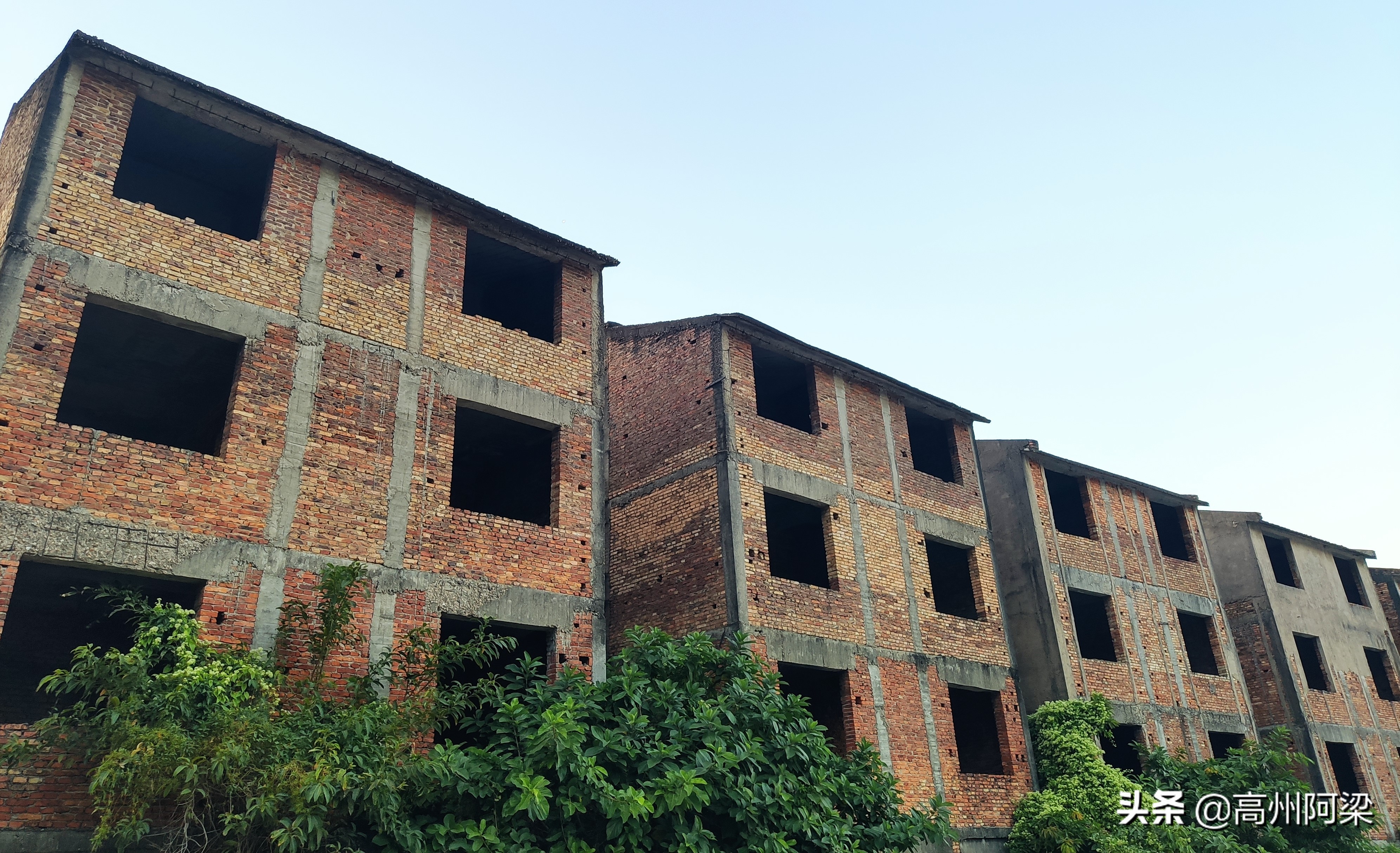 深圳半山腰富人区别墅,深圳闹市区烂尾别墅5万一楼