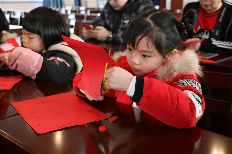 为了集五福,我用女朋友的口红写了个“福”字