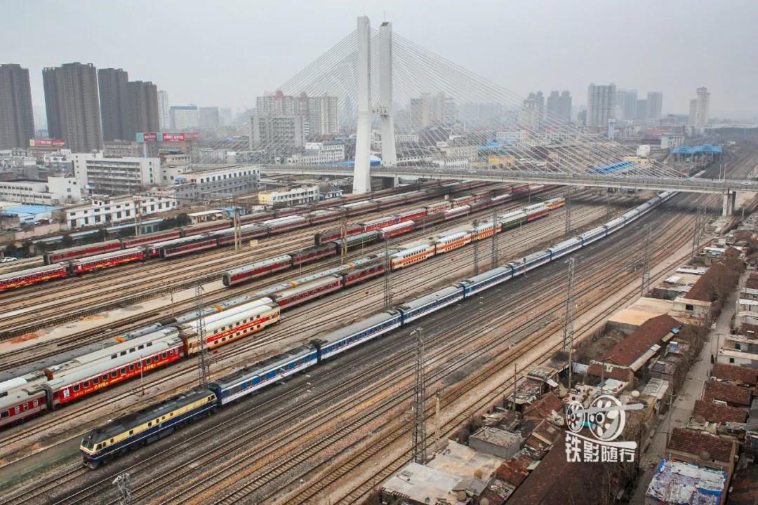 铁影车,东风11型内燃机车照片