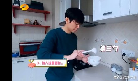 何炅同款随手小蛋糕完整教程出炉,何炅用方便面做蛋饼的视频