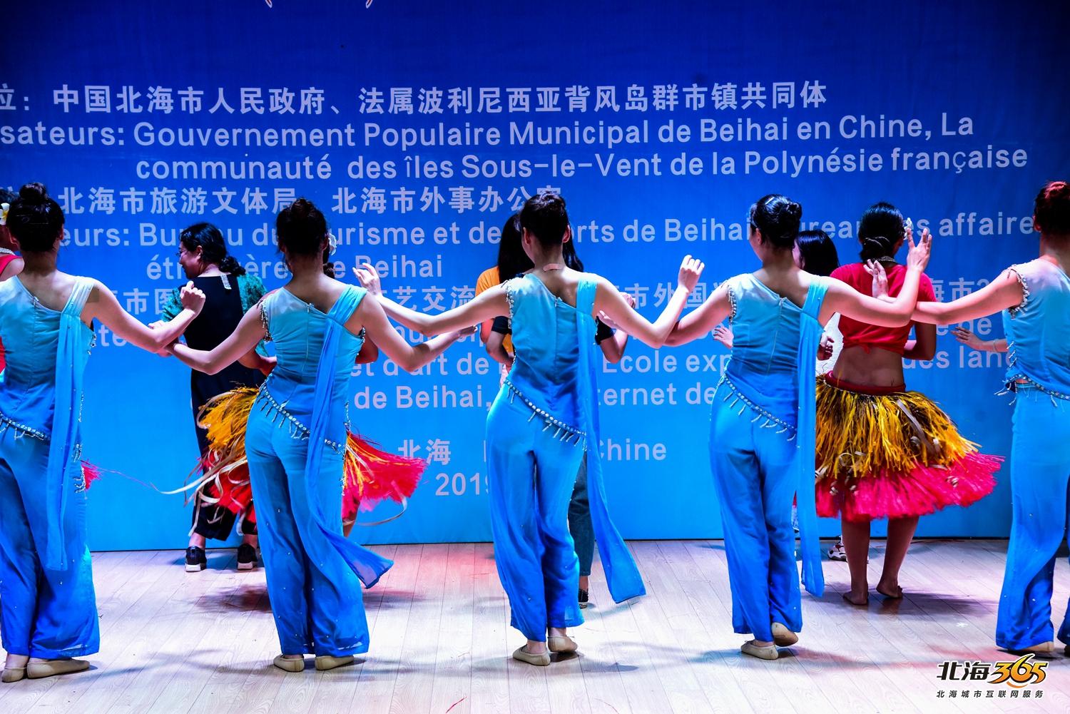 我在北海图书馆拍了一场特别的晚会，观众情不自禁跟着节奏动起来